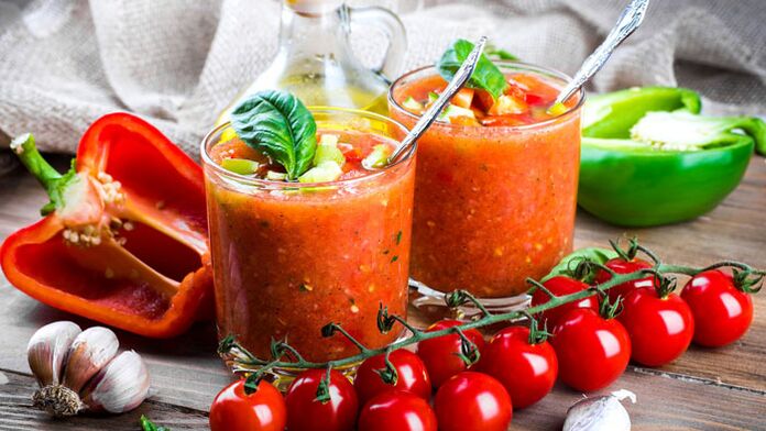 Un batido desintoxicante con tomates cherry e pementos morróns para energizar e promover a perda de peso