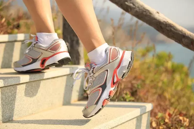 Correr escaleiras é unha forma de fortalecer os músculos das pernas e perder peso