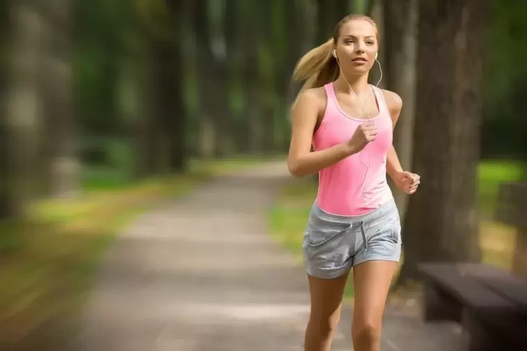 Nena correndo para perder peso