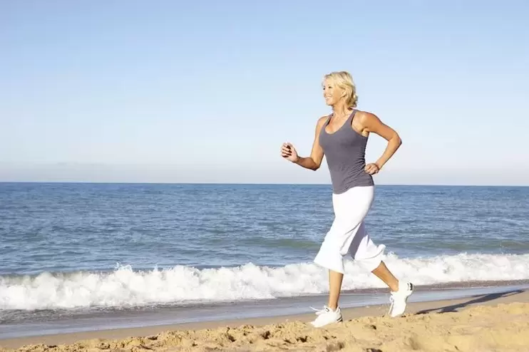 Unha muller envellecida facendo footing para perder peso e unha boa función cardíaca