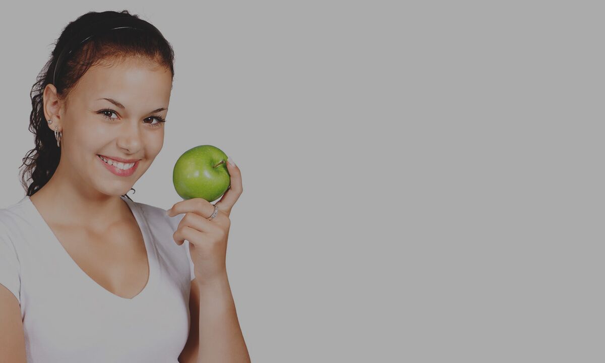 Recoméndase comer unha mazá para afogar a sensación de fame durante unha dieta de trigo sarraceno
