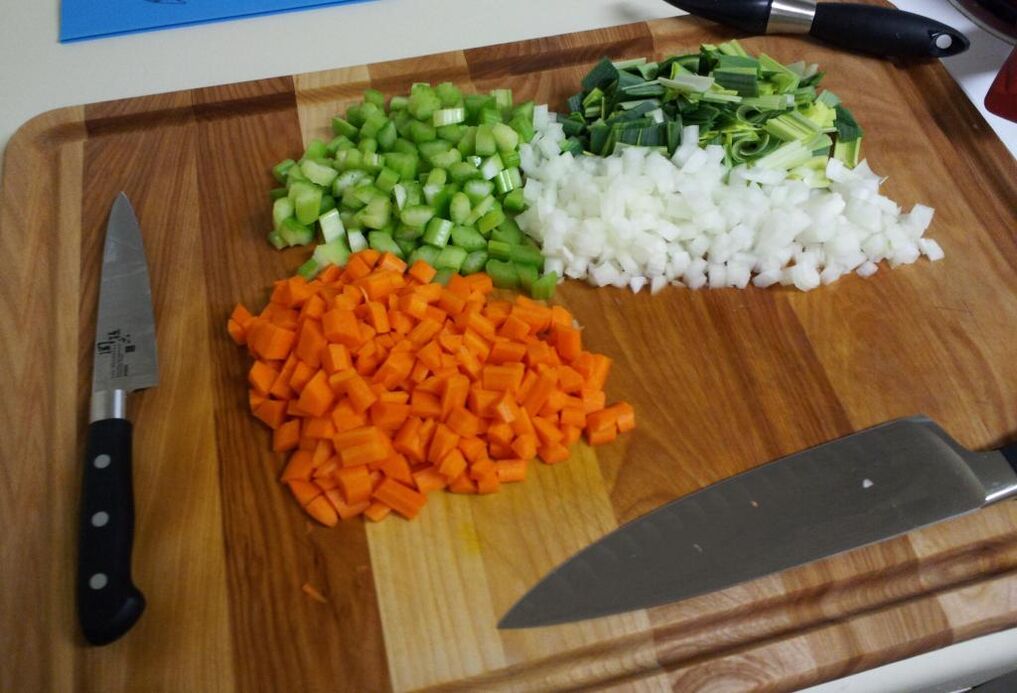 As verduras deben cortarse finamente para unha mellor dixestión polo estómago. 