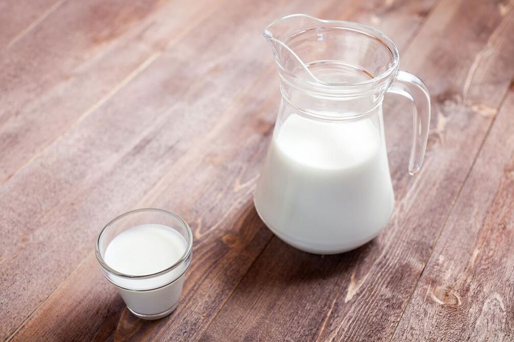 O menú de dieta para úlceras estomacais inclúe leite baixo en graxa